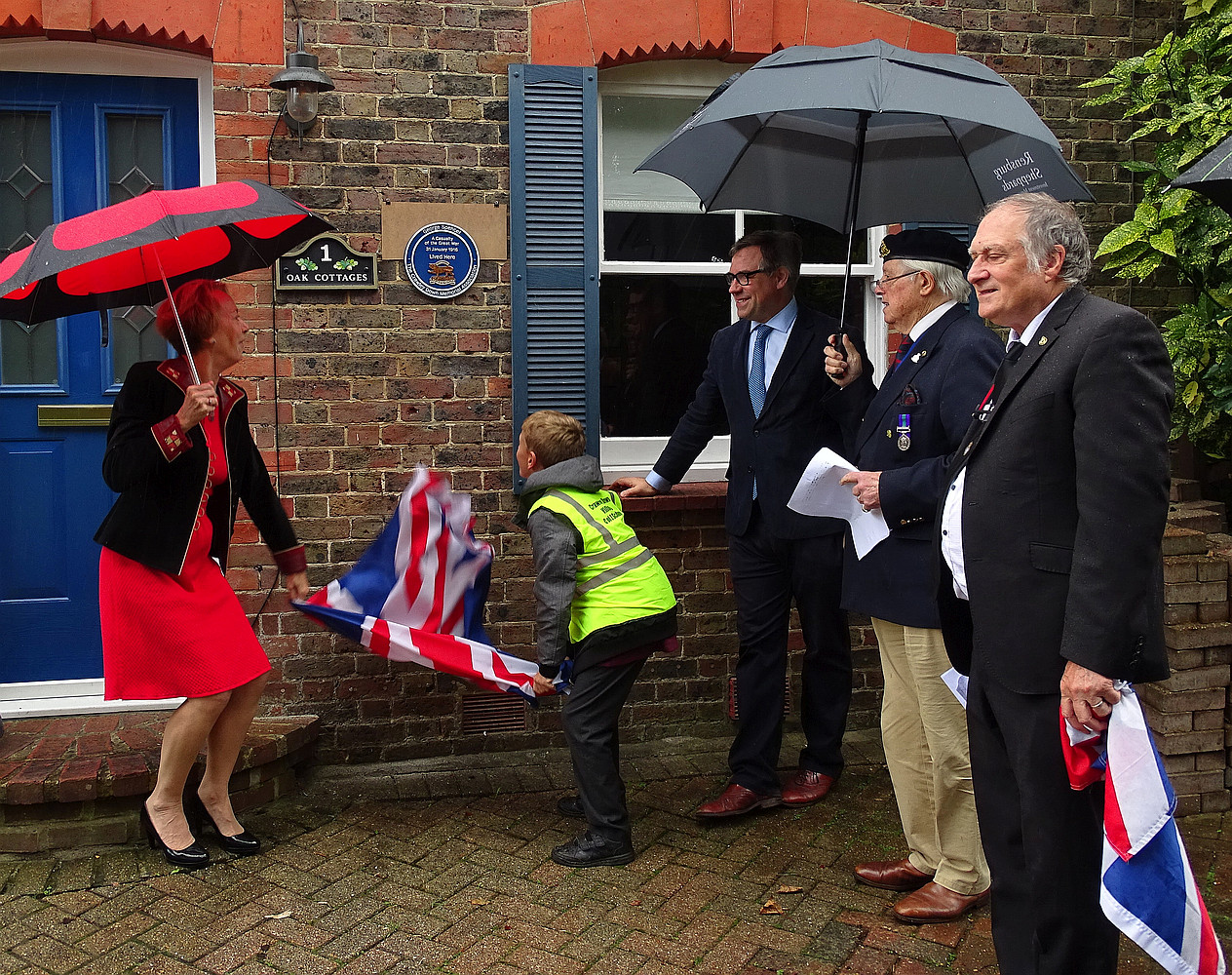 Unveiling plaque at 1 Sandy Lane with assistance from schoolboy.